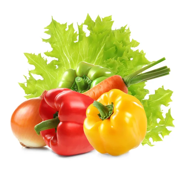 Zusammensetzung von frischem Gemüse auf weißem Hintergrund, Nahaufnahme. — Stockfoto