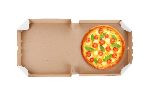 Caja de entrega con deliciosa pizza sobre fondo blanco . — Foto de Stock