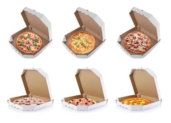 Set de deliciosas pizzas en cajas de reparto sobre fondo blanco . — Foto de Stock