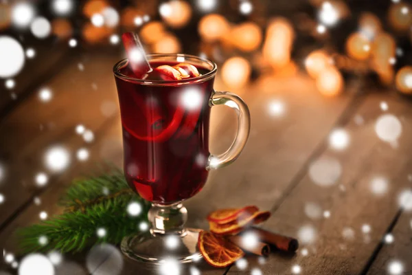 Glas leckeren Weihnachtsglühwein, Nahaufnahme. Schneeeffekt, Weihnachtskonzept. — Stockfoto