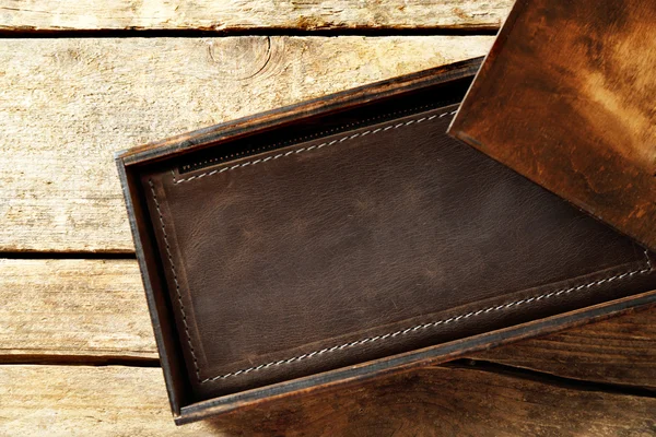 Brązowy skórzany portfel na podłoże drewniane — Zdjęcie stockowe