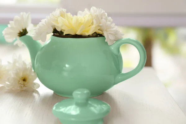 Buquê de belas flores em um pote em uma mesa — Fotografia de Stock