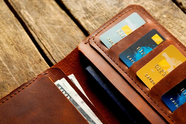 Nyitott barna bőr pénztárca, fából készült háttér — Stock Fotó
