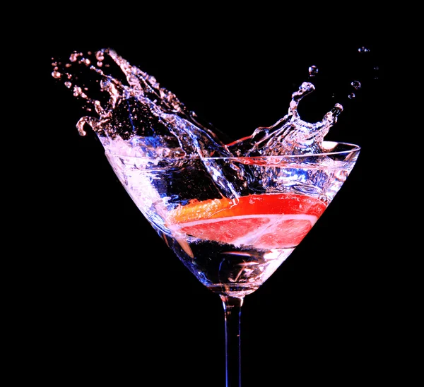 Cocktail colorato con spruzzi su sfondo scuro — Foto Stock