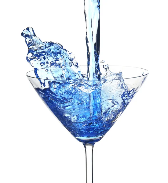 Cocktail bleu avec éclaboussures sur fond blanc — Photo
