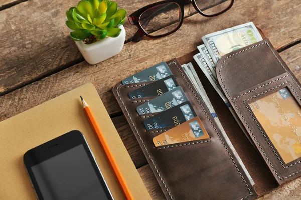 Kožené peněženky a další doplňky muž na dřevěné pozadí — Stock fotografie