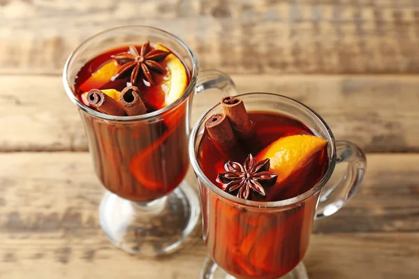 Cam bardak lezzetli Noel ahşap arka plan, closeup şarap mulled — Stok fotoğraf