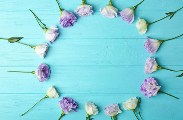 Cadre de fleurs fraîches sur fond en bois — Photo