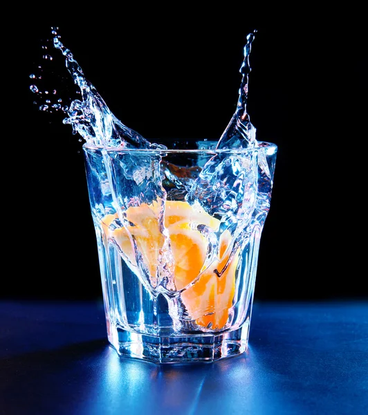 Cocktail colorato con spruzzi su sfondo scuro — Foto Stock