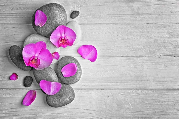 Piedras de spa con flores de orquídea, vista superior — Foto de Stock