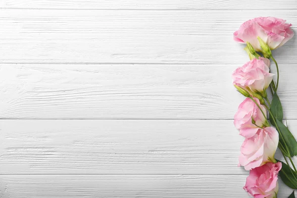 Fräsch rosa blommor ram på trä bakgrund — Stockfoto