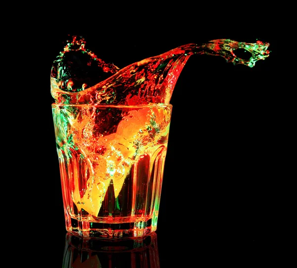 Cocktail coloré avec éclaboussure sur fond sombre — Photo