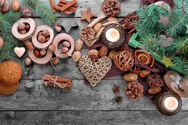 Composição de Natal de decoração natural em fundo de madeira — Fotografia de Stock