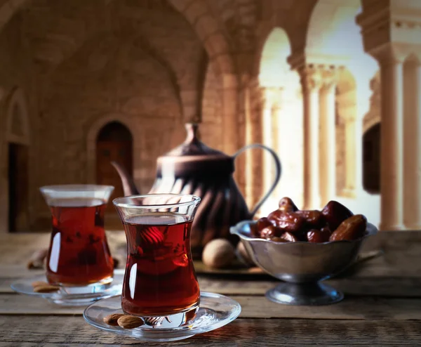 Skladba pro turecké čajový obřad na dřevěný stůl pozadí starobylé budovy. Kulturní dědictví koncept. — Stock fotografie