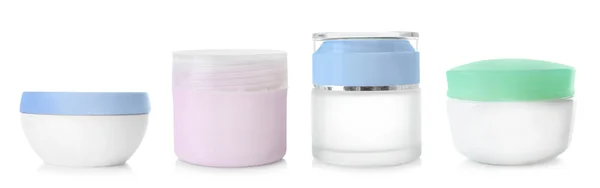 Productos cosméticos de belleza sobre fondo blanco . — Foto de Stock