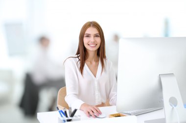 Modern ofiste çalışan genç kadın. İş kavramı.