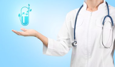 Projeksiyon ve pill tutan doktor el. Alternatif Tıp kavramı.