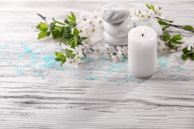 Ahşap masa üzerinde çiçek açan dalları ile Spa kompozisyon