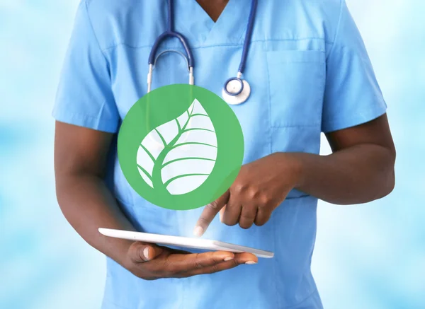 Läkare använder surfplatta med projektion av löv, närbild. Alternativ medicin koncept. — Stockfoto