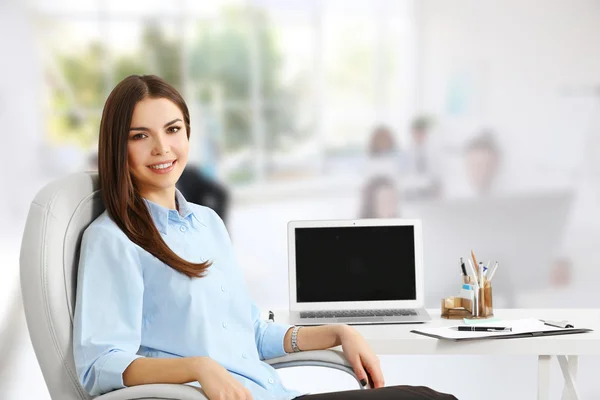 Mujer trabajando en una oficina moderna — Foto de Stock