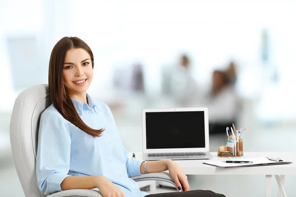 Woman working at modern office — Stock Photo, Image