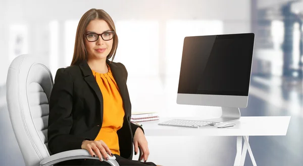 Young woman working at modern office. Business concept. — Stock Photo, Image