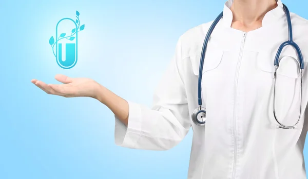Doktor ruka drží projekce pilulku. Alternativní medicína koncept. — Stock fotografie