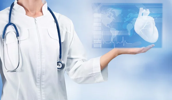 Cardiólogo demostrando pantalla virtual. Medicina y concepto de tecnología moderna . — Foto de Stock