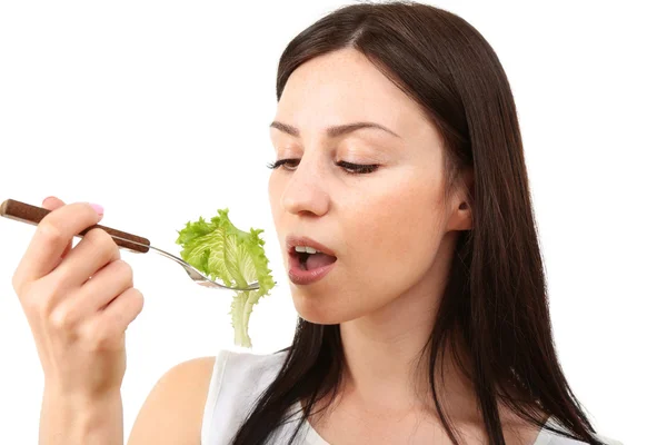 Retrato de mujer joven con lechuga sobre tenedor aislado sobre blanco —  Fotos de Stock