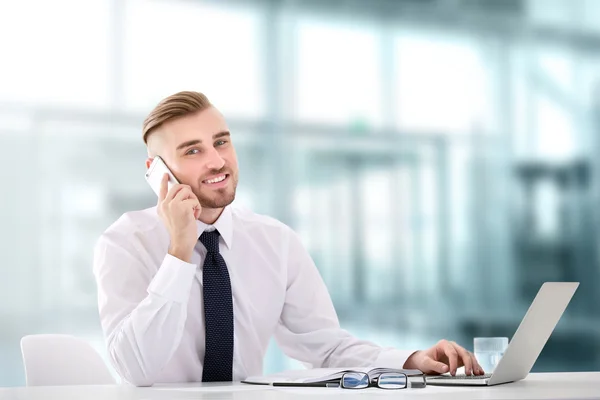 Junger Mann arbeitet im modernen Büro. — Stockfoto