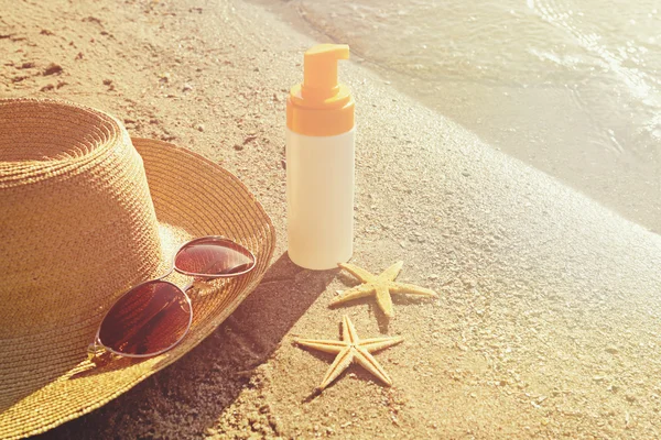 Sun protection set on beach. Skin care concept. — Stock Photo, Image