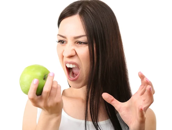 Портрет молодої жінки, що їсть зелене яблуко ізольовано на білому — стокове фото