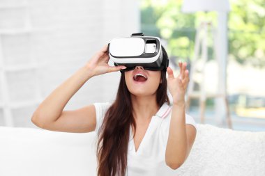 Sanal gerçeklik gözlük takan ve bulanık arka koltukta oturan genç kadın