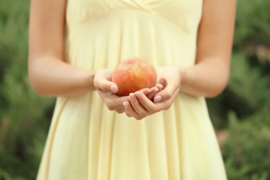 Kadın tutarak taze şeftali