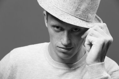 Siyah ve beyaz fotoğraf şapkalı şık adam