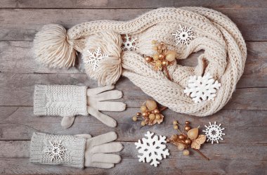 Örme eldiven, eşarp ve Noel dekor ahşap arka plan üzerinde