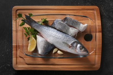 Çiğ balık ile baharat plaka üzerinde