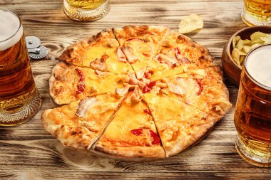 Ahşap masa bira ile lezzetli pizza