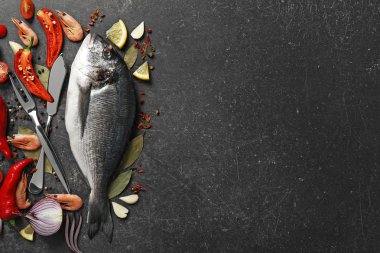 Masada baharatlar ile çiğ balık