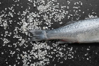 Masada deniz tuzu ile çiğ balık