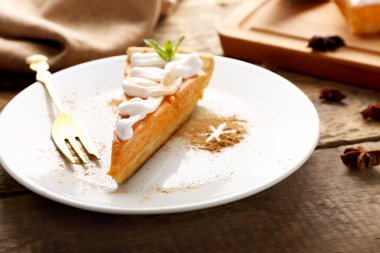 Plaka üzerinde krem dekorasyonu ile lezzetli kabak pasta dilimi