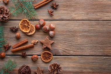 Doğal dekor ahşap arka plan üzerinde Noel bileşimi