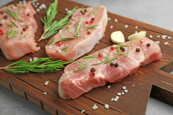 Bifes em escabeche na placa de madeira, close-up — Fotografia de Stock