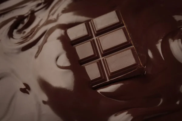 맛 있는 녹 인된 초콜릿 바의 근접 촬영 — 스톡 사진