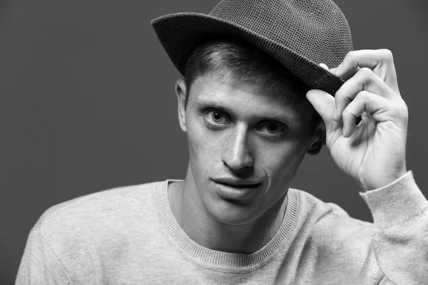 Black and white photo of stylish man in hat — Stock Photo, Image