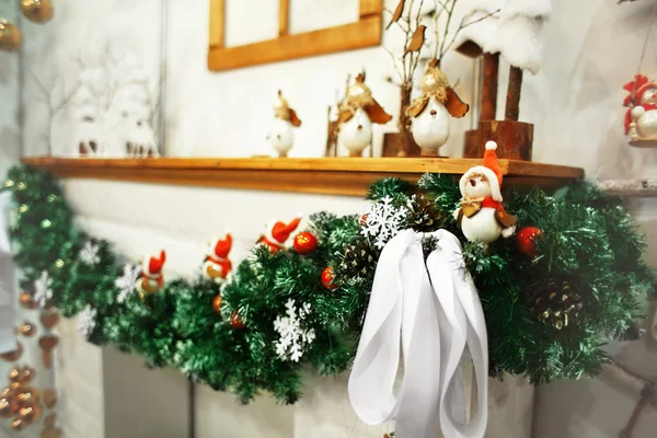 Vánoční dekorace krb v nákupním centru — Stock fotografie