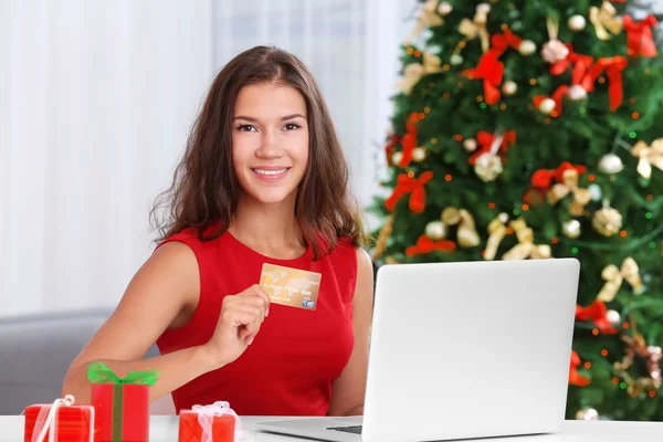 Jovem mulher compras on-line com cartão de crédito em casa para o Natal — Fotografia de Stock