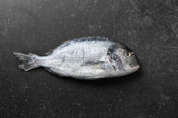 Peixe cru na mesa — Fotografia de Stock