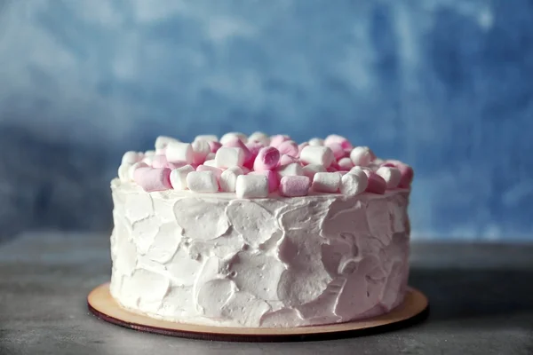 Смачний торт з зефіром на столі — стокове фото