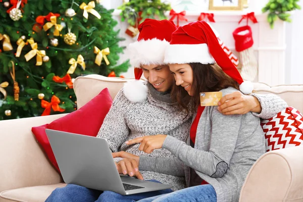 Joven pareja de compras en línea con tarjeta de crédito en casa para Navidad — Foto de Stock